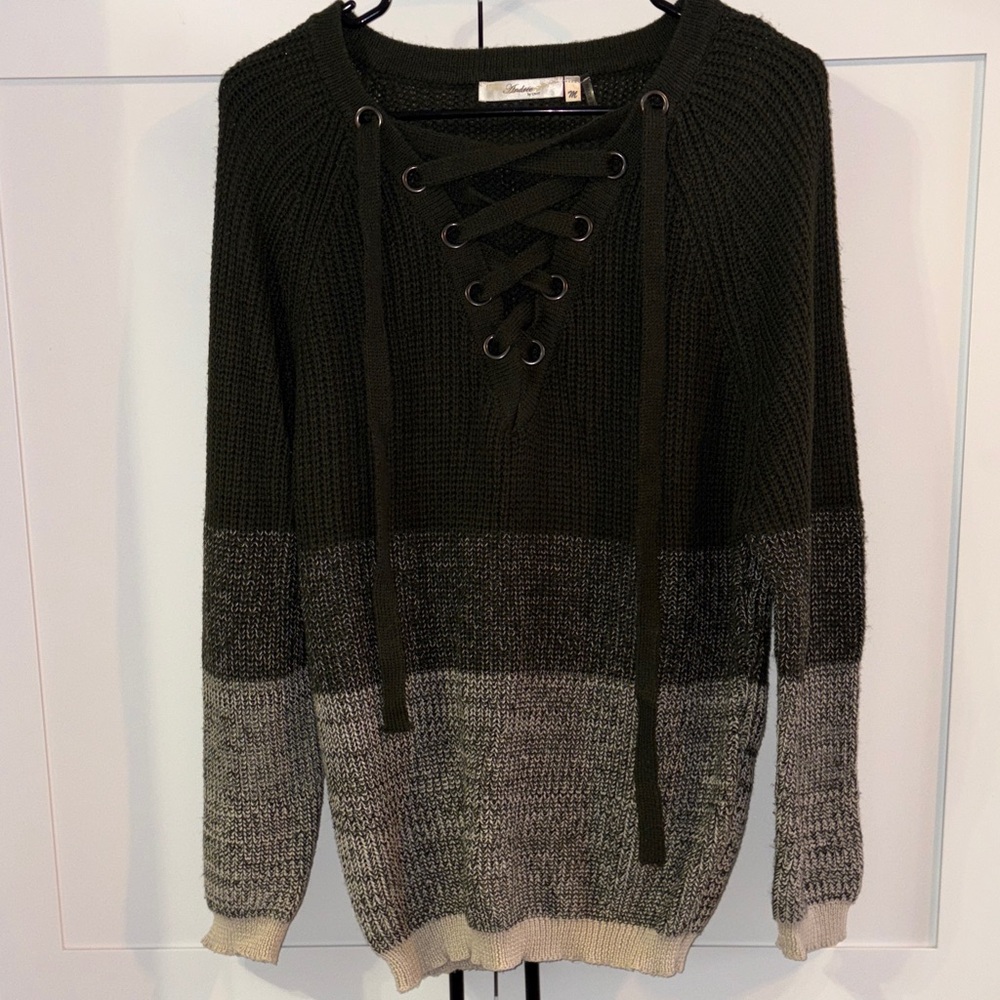 ANDREE BY UNIT Black and Gray V-Neck Sweater
